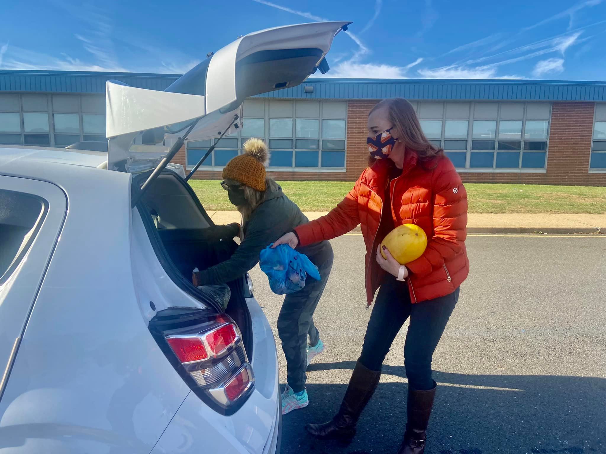 Thanksgiving food distribution1